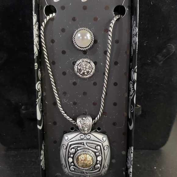 Grace Adele Magnetic Square Necklace - Picture 1 of 4